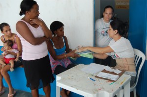 A distribuição das roupas é coordenada pelo Centro de Referência de Assistência Social de Itaperuna (CRAS) A distribuição das roupas é coordenada pelo Centro de Referência de Assistência Social de Itaperuna (CRAS)