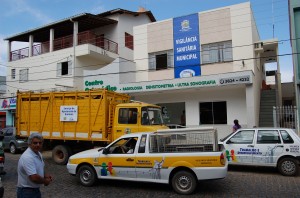 A equipe da Vigilância Sanitária também trabalha com a apreensão de animais de grande porte A equipe da Vigilância Sanitária também trabalha com a apreensão de animais de grande porte