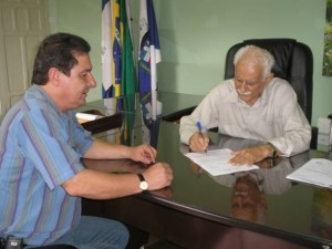 Boechat e Jogaib durante a assinatura do documento Boechat e Jogaib durante a assinatura do documento