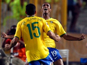 Maicon Maicon marcou os dois gols da vitória do Brasil contra a Alemanha no sub-20