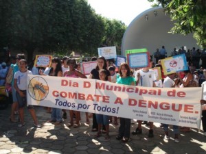 Dengue02 Uma caminhada com apitaço pelo calçadão chamou atenção para a prevenção da doença