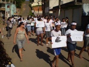 Humberto A passeata pelas ruas do Bairro Surubi mobilizou grande parte da comunidade