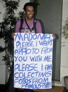 Marcos Marcos escreveu um cartaz em inglês pedindo uma oportunidade para Madonna