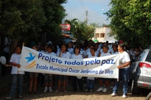 Paz01 O projeto “Todos pela Paz” reuniu alunos, professores, pais de alunos e membros da sociedade civil em uma passeata pelas ruas da cidade