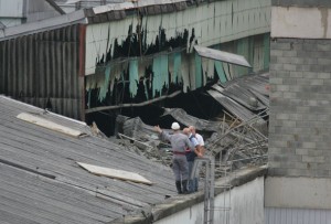 Teto desabou quando muitas crianças estavam na praça de alimentação