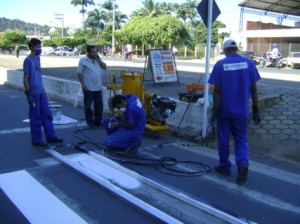 As faixas para pedestres auxiliam consideravelmente à população