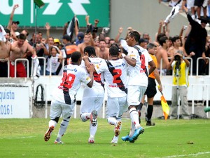 Vasco Carlos Alberto fez o segundo gol do Vasco colocando um selo na volta para a série A