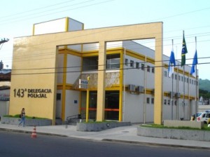 143DL Suspeitos foram trazidos para dar depoimento na Delegacia Legal de Itaperuna