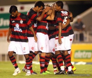 Adriano Jogadores comemoram com Adriano o primeiro gol do Flamengo