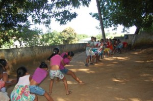 Curumim O “cabo de guerra” é uma das brincadeiras mais disputadas entre os alunos