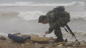 Um soldado inspeciona escombros do avião levados até a costa libanesa