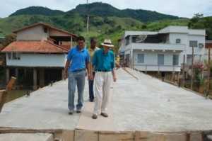 Ponte02 O prefeito Claudão e o vice-prefeito Paulada acompanham todas as etapas da ampliação da ponte