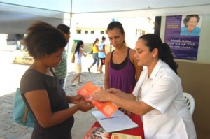 Saúde02 Durante toda a semana, uma equipe da Secretaria de Saúde estará no Centro de Saúde Dr. Raul Travassos prestando informações à população sobre a Hanseníase