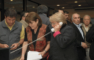 Bachelet passou a manhã em contato com várias regiões do país para coordenar as ações após o terremoto que atingiu o país