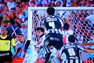 Botafogo Fábio Ferreira subiu alto para marcar o primeiro gol do Botafogo