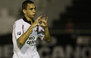 Caio do Botafogo comemora seu gol durante partida contra o Americano
