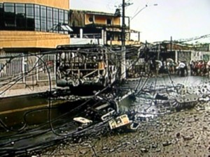 DSC02482 Ônibus ficou totalmente destruído pelas chamas
