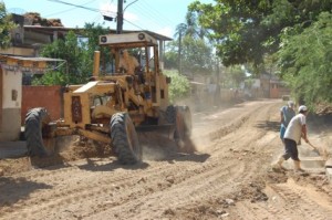 Decom01 Em Comendador Venâncio as máquinas trabalham intensamente preparando ruas para receber o asfalto