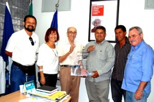 Educação02 Placa de inauguração recebida das mãos do presidente Lula para o prefeito Claudão, que não pôde comparecer à cerimônia em Brasília no dia 1º de fevereiro