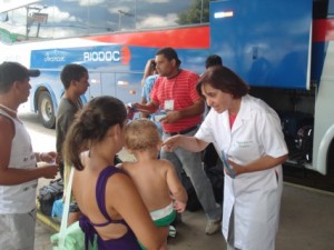 Saúde Profissionais do NICES abordaram passageiros no momento do embarque para fazer o trabalho de conscientização
