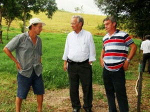 Agricultura05 O produtor Antonio Carlos mostra ao prof. Rex Nazare e à Zequinha Cosendey o pasto de sua propriedade