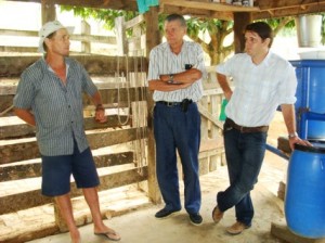 Agricultura06 O produtor Antonio Carlos, o secretário Wagner Souza e o veterinário Fernando De Cnop