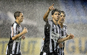 Gabriel do Botafogo comemora o gol contra o Olaria