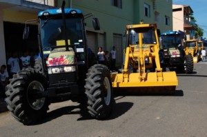 Cabral03 Durante a solenidade foi realizada a entrega simbólica de 17 patrulhas mecanizadas para atender a cidades do interior, sendo uma delas para Itaperuna