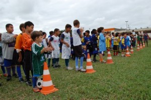 Esporte01 O torneio início reuniu centenas de garotos da categoria “Fraldinha”