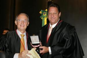 Faver O desembargador Marcus Faver recebe a Medalha de Honra do presidente do TJRJ, Luiz Zveiter