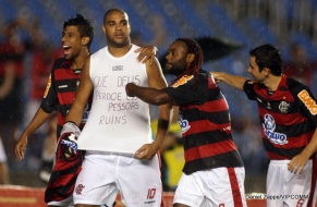 Flamengo Adriano marca na vitória contra o Vasco e desabafa com mensagem na camisa
