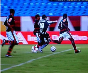 FlaxBota03 Árbitro prejudica Flamengo dando pênalti com falta fora da área