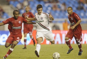 Fluminense O Fluminense empatou com o América em 1 a 1, na noite deste sábado, no Engenhão, pela quarta rodada da Taça Rio. Marquinho foi o autor do gol tricolor, que manteve a liderança do grupo A. Agora a torcida tricolor tem que torcer por um tropeço do Flamengo no clássico deste domingo, contra o Vasco, para se manter na ponta da tabela