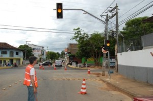 Ponte O trânsito nas proximidades da ponte da Cehab conta agora com semáforos que solucionam os problemas no local