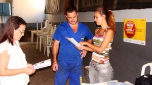 Dengue As técnicas Nilzeni e Jordana orientaram os trabalhadores da fábrica