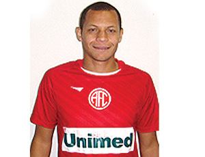 Fred passou mal em campo, foi atendido, mas não resistiu e faleceu