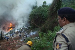 India Bombeiros apagam as chamas e procuram por sobreviventes
