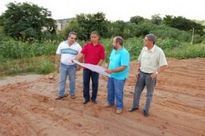 Italva2 Prefeito Joelson Soares e o Secretário de Obras Pedro junto com os técnico da Empresa