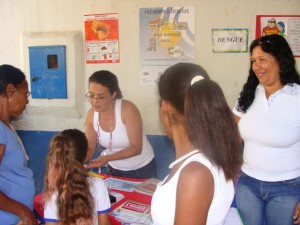foto01 As técnicas do Nices, Josely Galvão e Nilzeni Raimundo, na Escola Oscar Jerônimo com o tema Dengue
