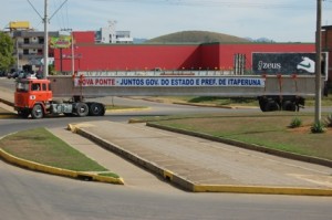 Itaperuna02 No dia 07 de junho, duas carretas desfilaram pela Avenida Cardoso Moreira transportando alicerces que farão parte da estrutura
