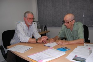 O engenheiro Luiz Edmundo Pereira e o prefeito Claudão acertando os últimos detalhes para a construção da nova ponte