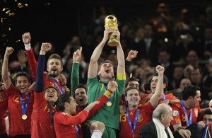 Espanha O goleiro Casillas, capitão da Espanha, levanta o troféu pela primeira vez para seu país