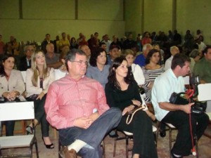 Jose Renato e a primeira dama Luciana Correa assistem a apresentacao do projeto