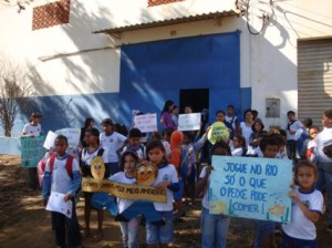 Os alunos procuraram conscientizar os moradores da localidade através de uma passeata e de um jornal confeccionado por eles mesmos