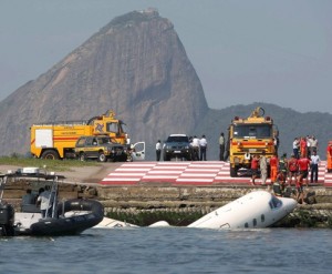 Avião Avião caiu na Baia de Guanabara no Rio de Janeiro levaria Xuxa ao Recife