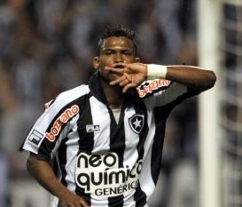 Botafogo Maicosuel comemora seu gol contra o Atlético