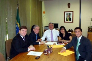 Brasília Claudete Machado Cerqueira junto com o Ministro Alexandre Padilha, Deputado Chico D´Ângel e os secretários Sandro Boi e Eduardo Suisso em Brasília