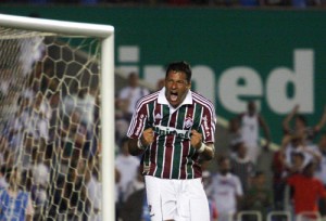 Washington volta e marca dois na vitória do Fluminense