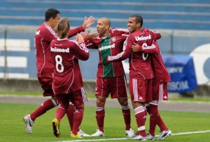 Flu comemora mais uma vitória e a permanência na liderança