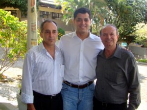 Indio01 Flávios Lemos (PV) e Elias Meiber (PSDB) acompanharam Índio da Costa pela cidade de Itaperuna